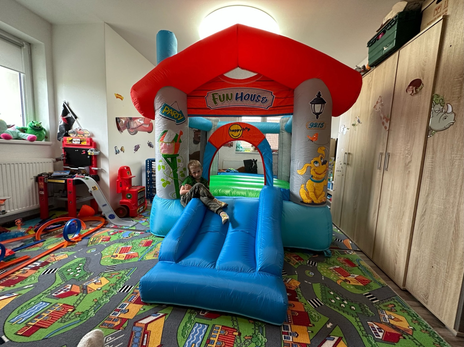 Malý skákací hrad Fun house se skluzavkou
