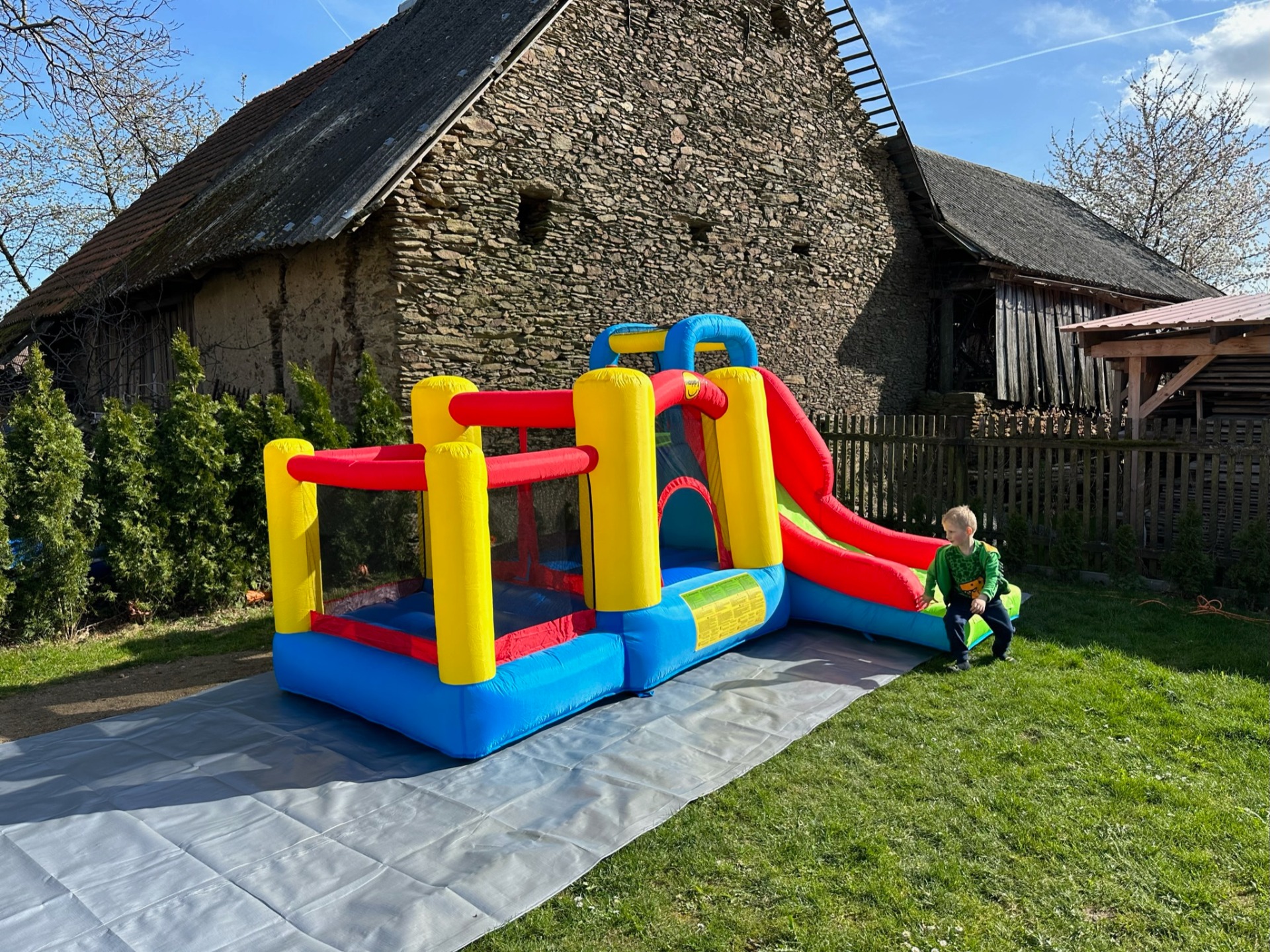 Velký skákací hrad – dětské play centrum Fantazie s míčky