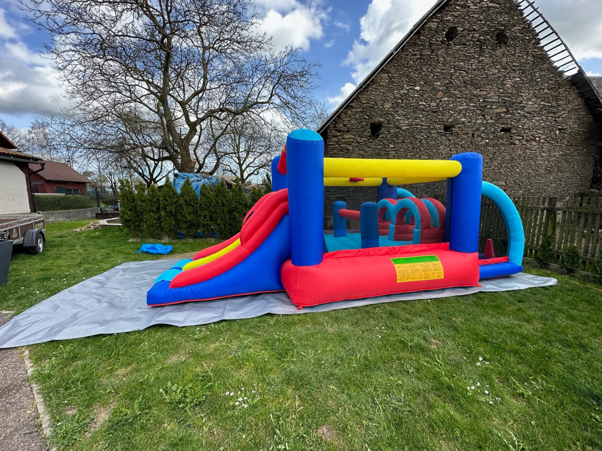 Velký skákací hrad Fun jump park s překážkami a dvojskluzavkou