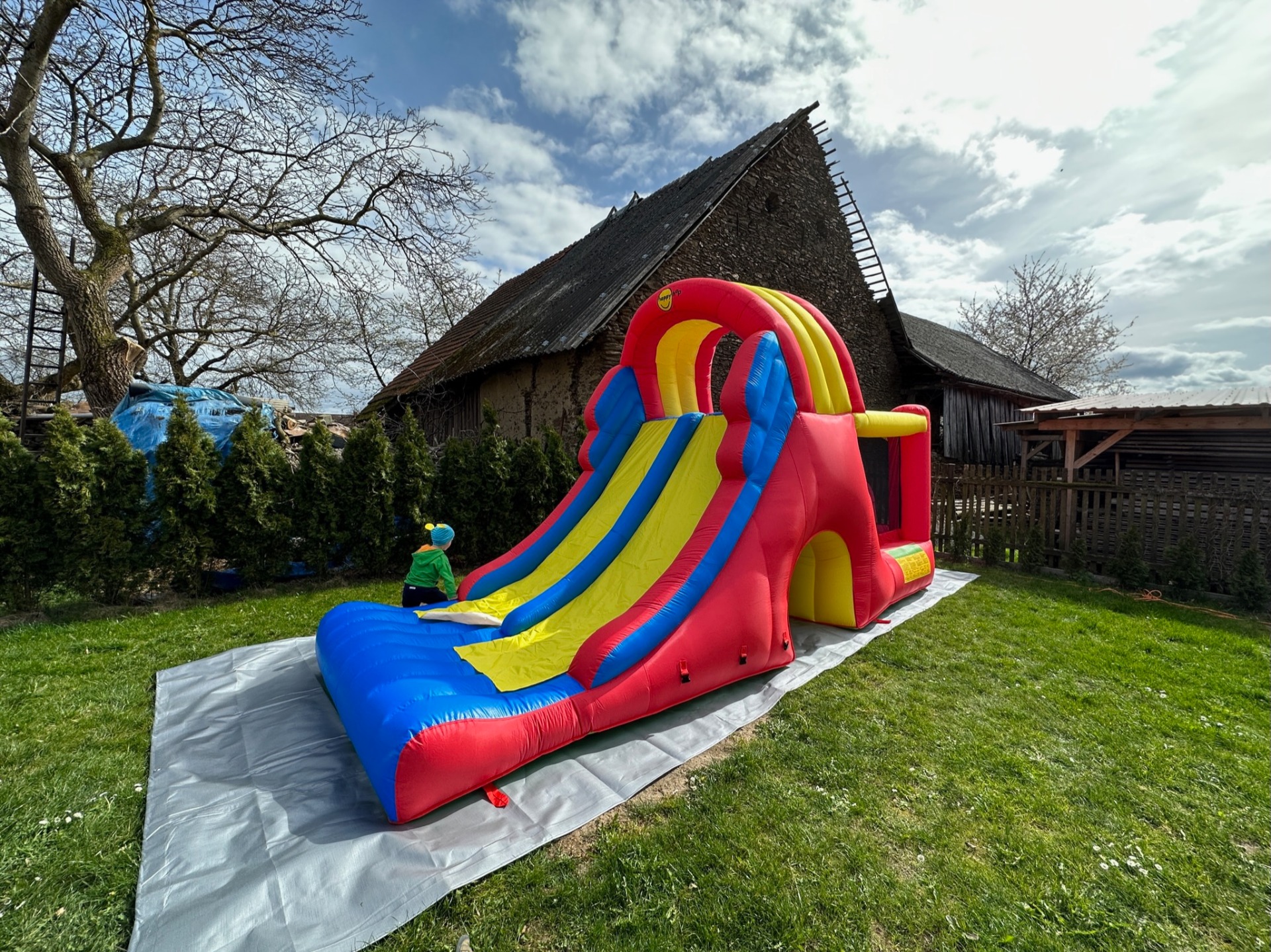 Velký skákací hrad – obří dvojskluzavka na zahradě