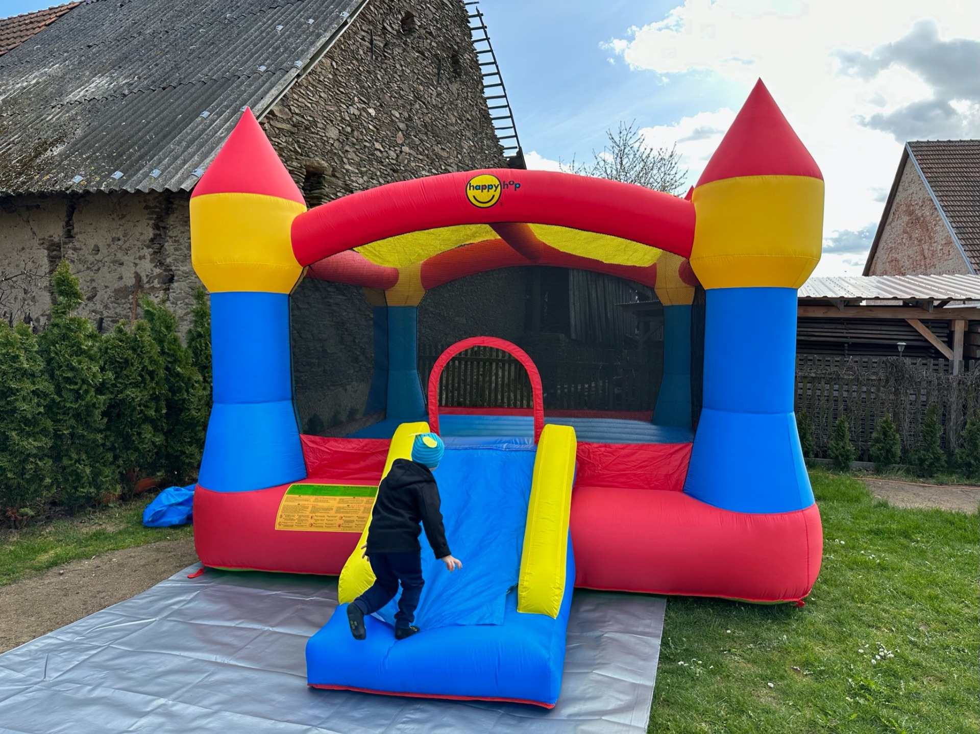 Velký skákací hrad Klasik XXL s věžemi a skluzavkou